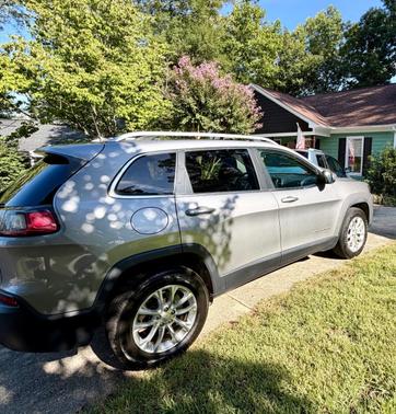 Gray 2019 Jeep Cherokee Latitude