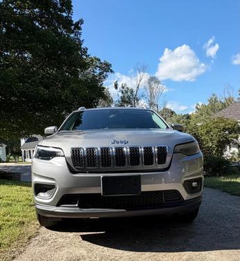 Gray 2019 Jeep Cherokee Latitude