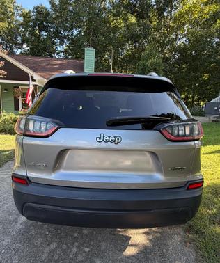 Gray 2019 Jeep Cherokee Latitude