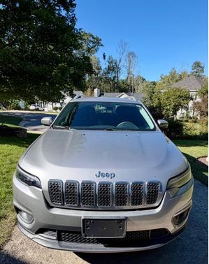 Gray 2019 Jeep Cherokee Latitude