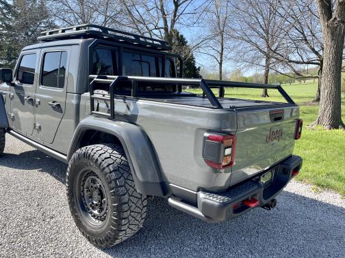 Photo 3 of 7 of 2020 Jeep Gladiator Rubicon