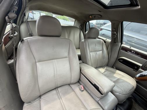 Silver 2008 Lincoln Town Car Signature Limited