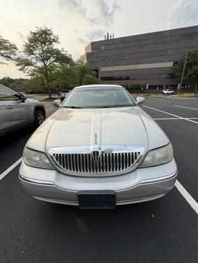 Silver 2008 Lincoln Town Car Signature Limited
