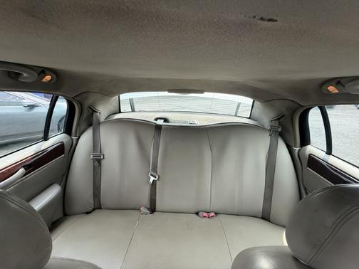 Silver 2008 Lincoln Town Car Signature Limited