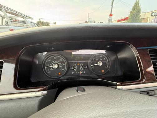 Silver 2008 Lincoln Town Car Signature Limited