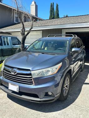 Blue 2015 Toyota Highlander XLE