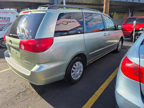 Green 2007 Toyota Sienna LE