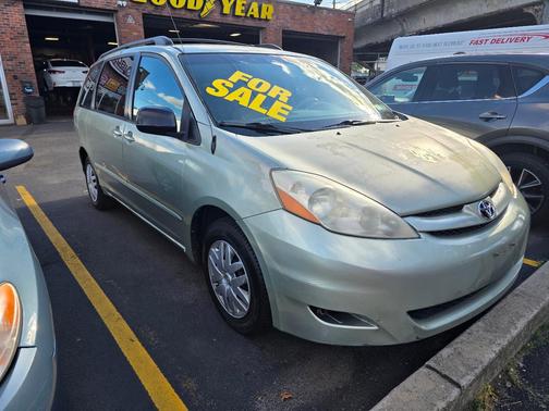 Green 2007 Toyota Sienna LE
