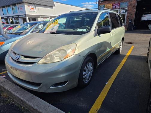 Green 2007 Toyota Sienna LE