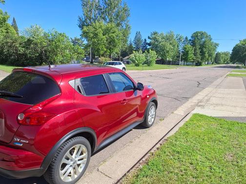 Red 2014 Nissan Juke SV