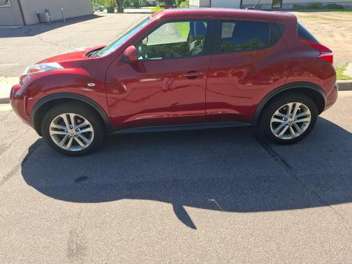 Red 2014 Nissan Juke SV
