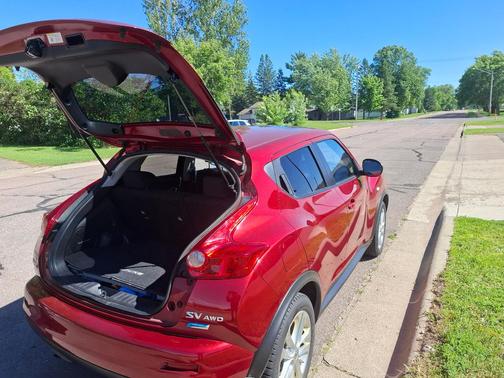 Red 2014 Nissan Juke SV