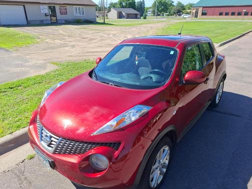 Red 2014 Nissan Juke SV