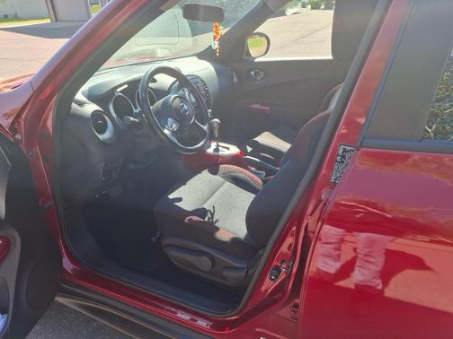Red 2014 Nissan Juke SV