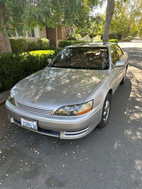 Gold 1996 Lexus ES 300 Base