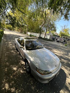 Gold 1996 Lexus ES 300 Base