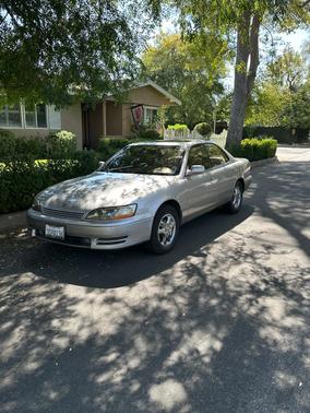 Gold 1996 Lexus ES 300 Base