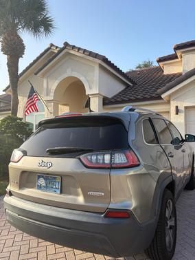 Beige 2019 Jeep Cherokee Latitude Plus