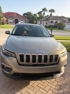 Beige 2019 Jeep Cherokee Latitude Plus