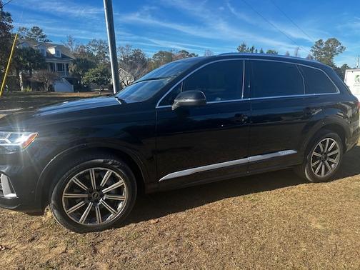 2022 Audi Q7 45 Premium Plus