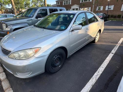 Silver 2005 Toyota Camry LE