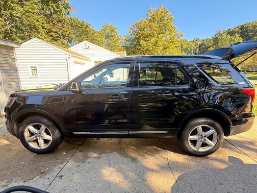 Black 2017 Ford Explorer XLT