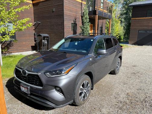 Gray 2021 Toyota Highlander XLE