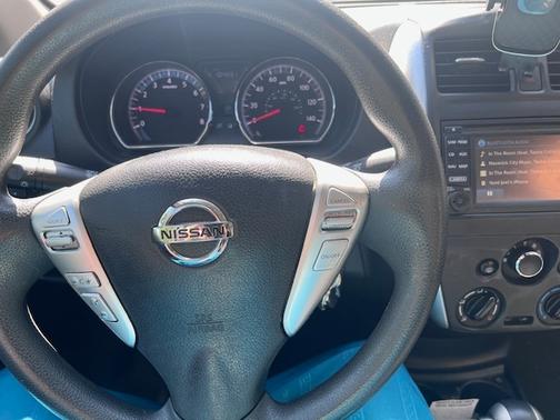 Black 2015 Nissan Versa 1.6 SV