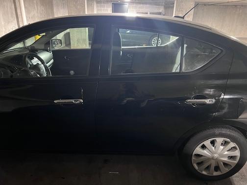 Black 2015 Nissan Versa 1.6 SV