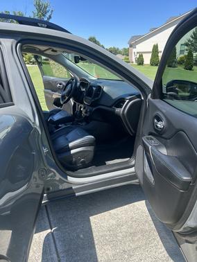 Gray 2022 Jeep Cherokee Latitude Lux