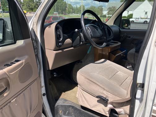 1998 Ford E150 Base