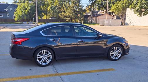 Black 2017 Nissan Altima 3.5 SL