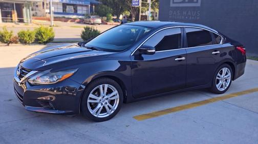 Black 2017 Nissan Altima 3.5 SL