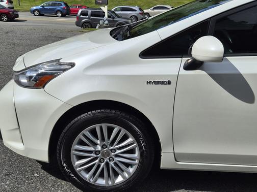 2017 Toyota Prius v Five