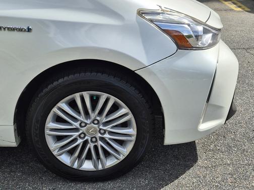 2017 Toyota Prius v Five