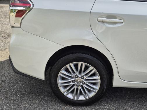 2017 Toyota Prius v Five