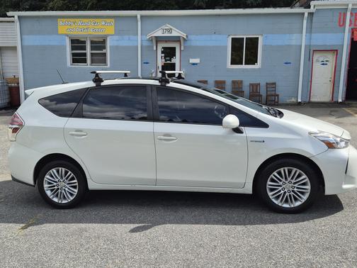2017 Toyota Prius v Five