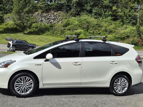 2017 Toyota Prius v Five