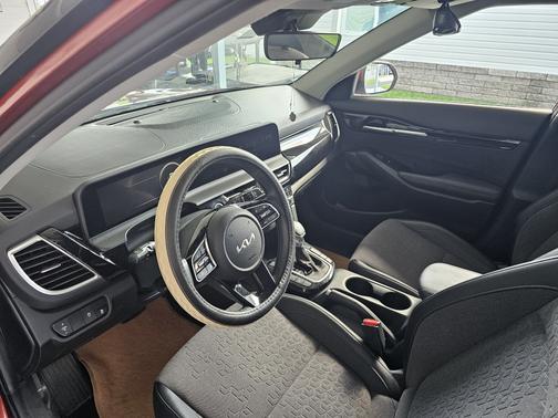 Red 2024 Kia Seltos S