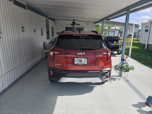 Red 2024 Kia Seltos S
