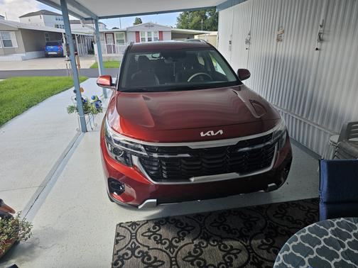 Red 2024 Kia Seltos S