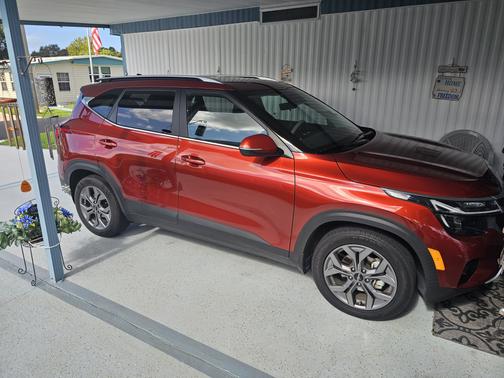 Red 2024 Kia Seltos S