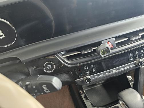 Red 2024 Kia Seltos S