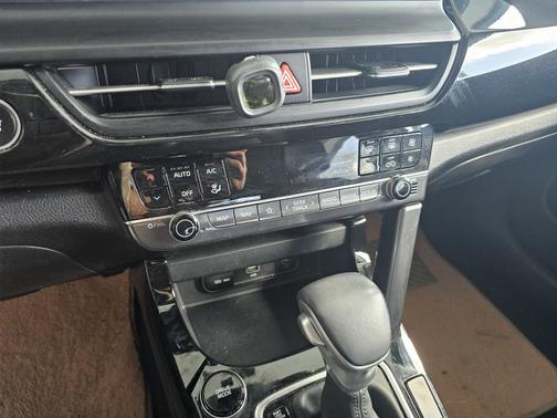 Red 2024 Kia Seltos S