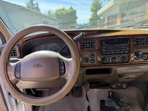 White 2000 Ford Excursion Limited 4WD
