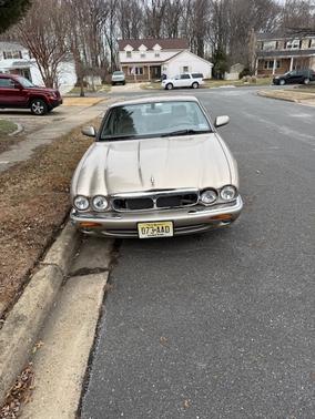 2001 Jaguar XJ8 Base
