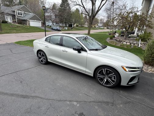 2022 Volvo S60 Recharge Plug-In Hybrid T8 R-Design Expression