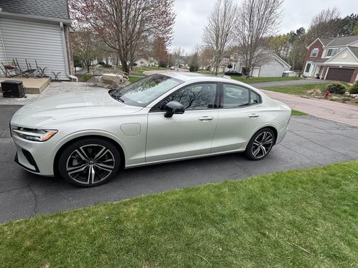 2022 Volvo S60 Recharge Plug-In Hybrid T8 R-Design Expression