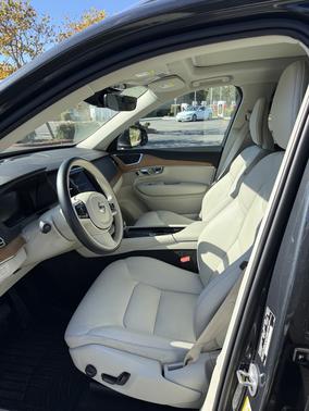 2022 Volvo XC90 T5 Momentum