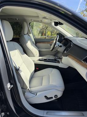 2022 Volvo XC90 T5 Momentum